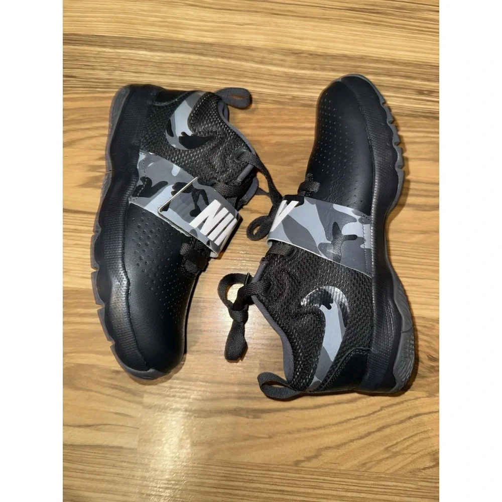 Nike NEW Team Hustle D8 Boys Sz 3Y Black Gray Camo Sneakers Basketball Shoes‎